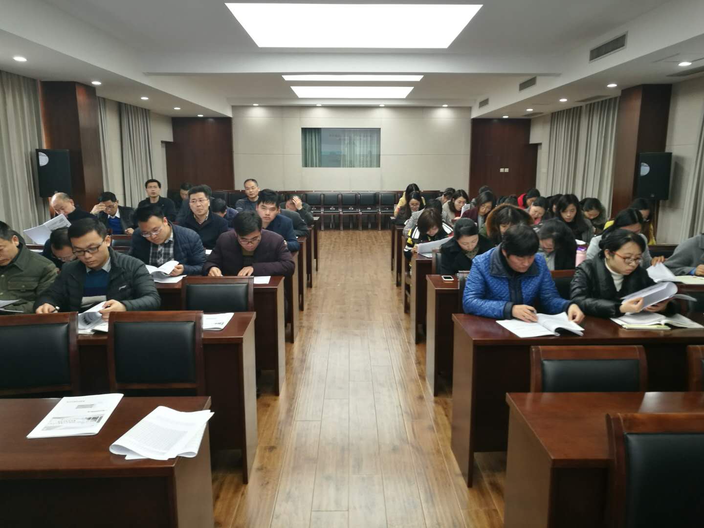 高二年级全体教师参加会议.jpg