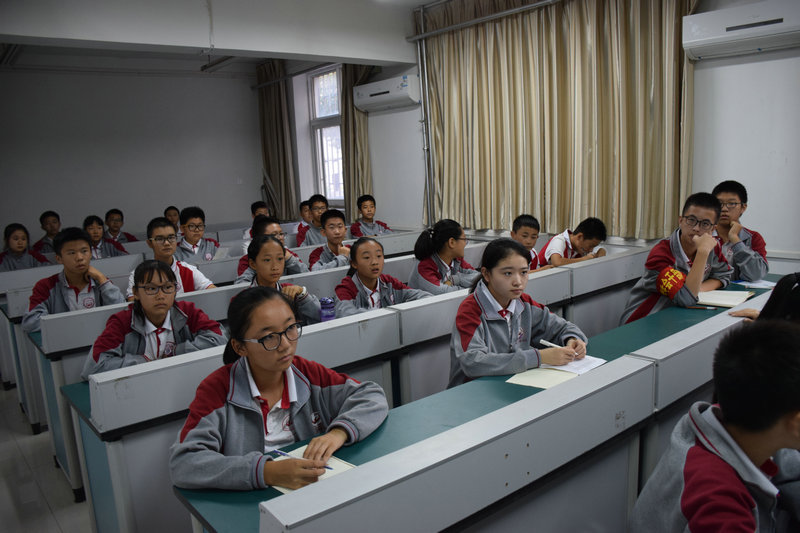 聆听德育处李清炎副主任介绍学生会