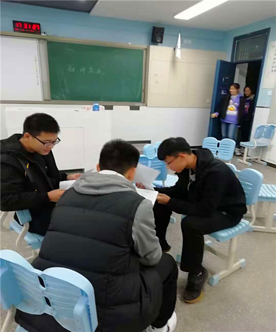 影评交流会学生讨论.jpg