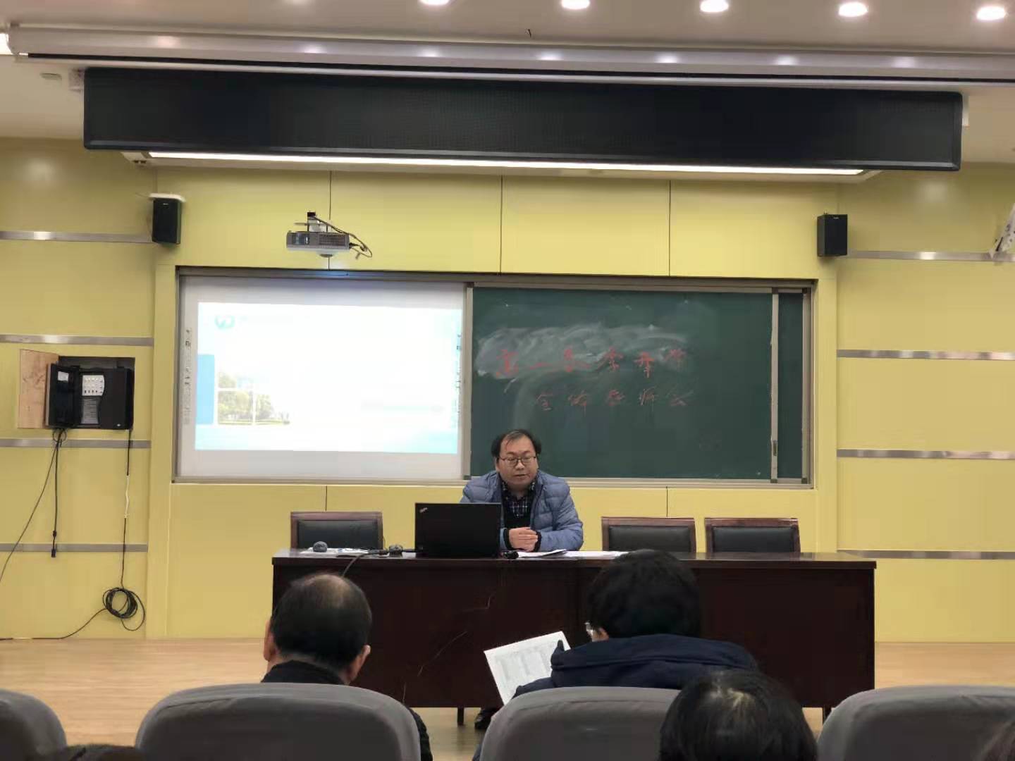 3年级长韩清波布置新学期教学工作.jpg