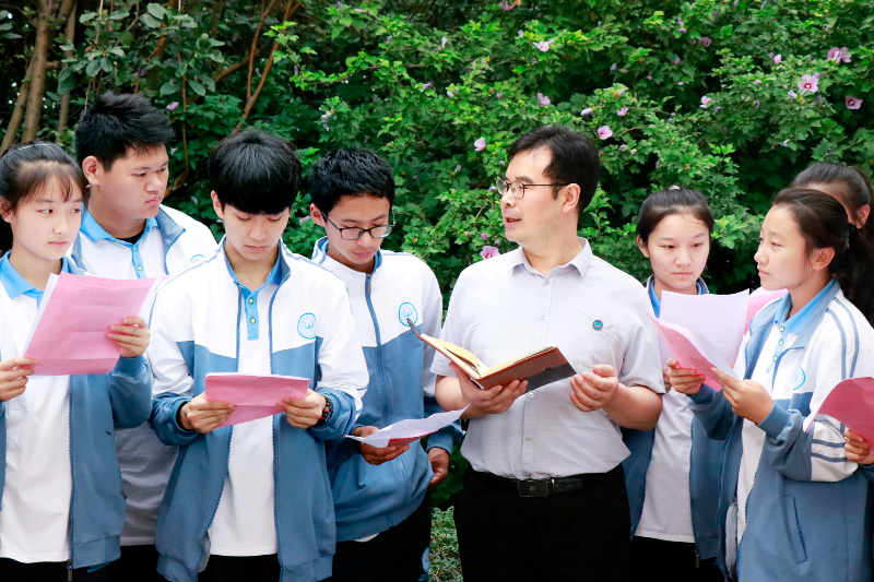 郑州47中学纪委书记齐建辉介绍学校“诗经苑暨校园诗经文化”项目.jpg