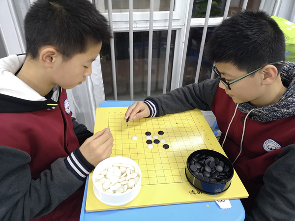 7认真下棋的同学最帅气_副本.jpg