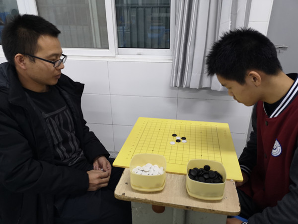 9姜林老师陪同学下指导棋_副本.jpg